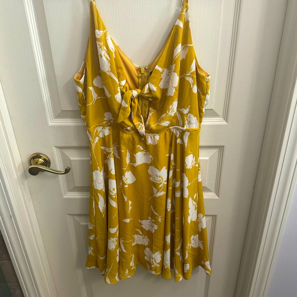 Beautiful large lulus dress. Would be perfect for a wedding guest date vacation